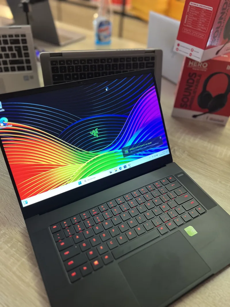 Tu cherches une machine gamer américaine qui ne fait AUCUN compromis ? Voici LE PC qu'il te faut 👇 🇺🇸 Marque RAZER — la référence américaine du gaming premium. (A)