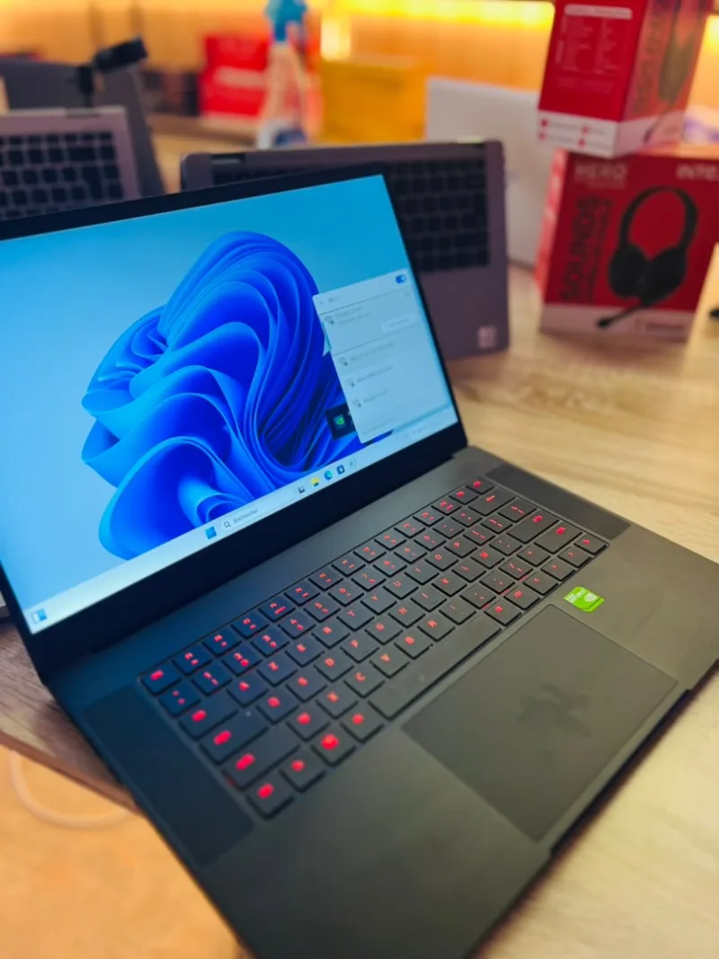 🔥 Libère toute la puissance de la **NVIDIA Quadro 5000 16 Go dédiée** ! Le RAZER américain est conçu pour le gaming, la 3D, le montage vidéo, l'architecture et les projets professionnels les plus 